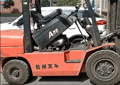 給叉車的液壓閥交叉孔去毛刺，用磨粒流的越來越多！
